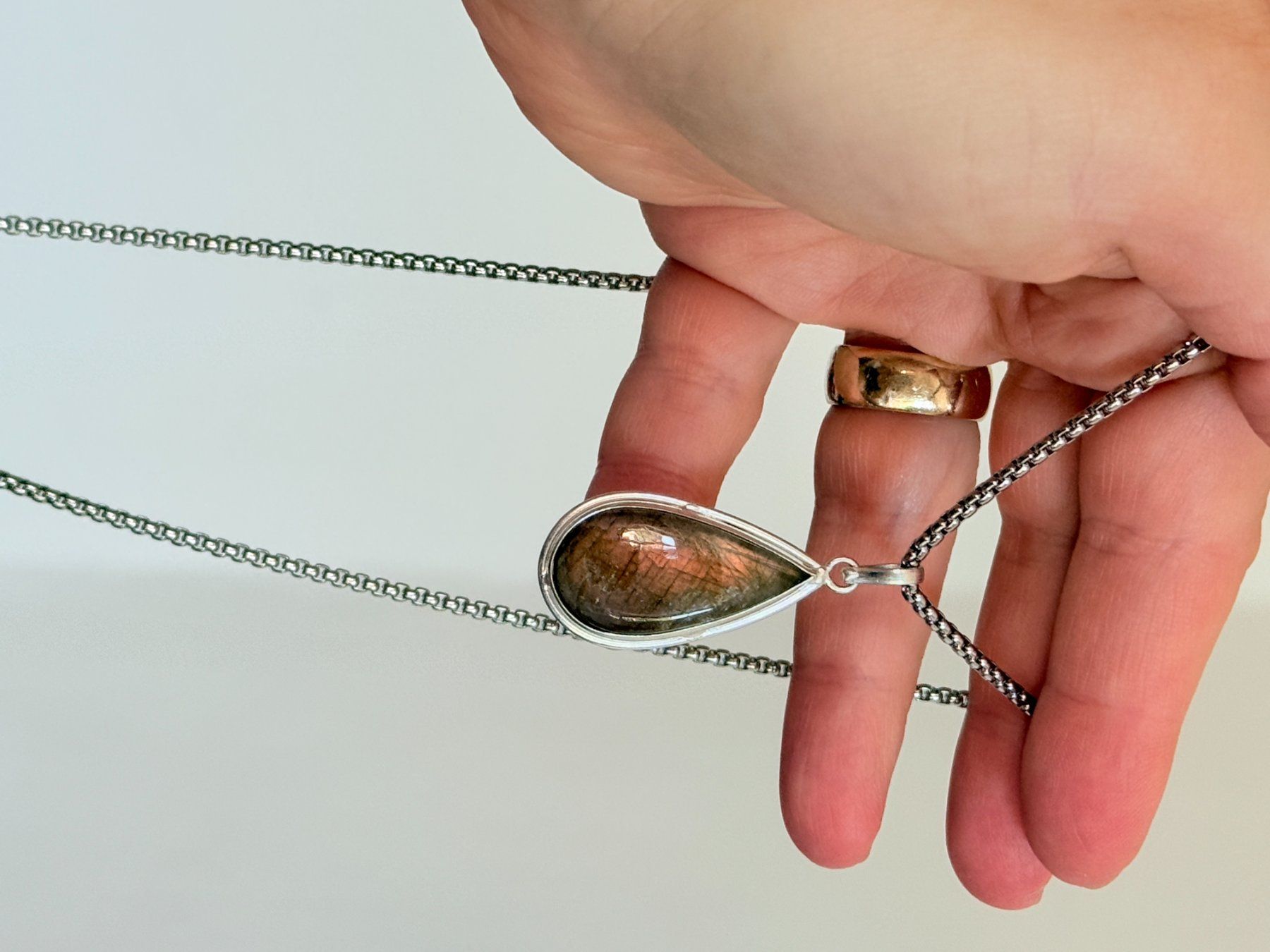 Catenine: Collier vintage avec pendentif pierre Labradorite – Nuovo e nell'imballaggio originale da Genève venduto da AWWA 1