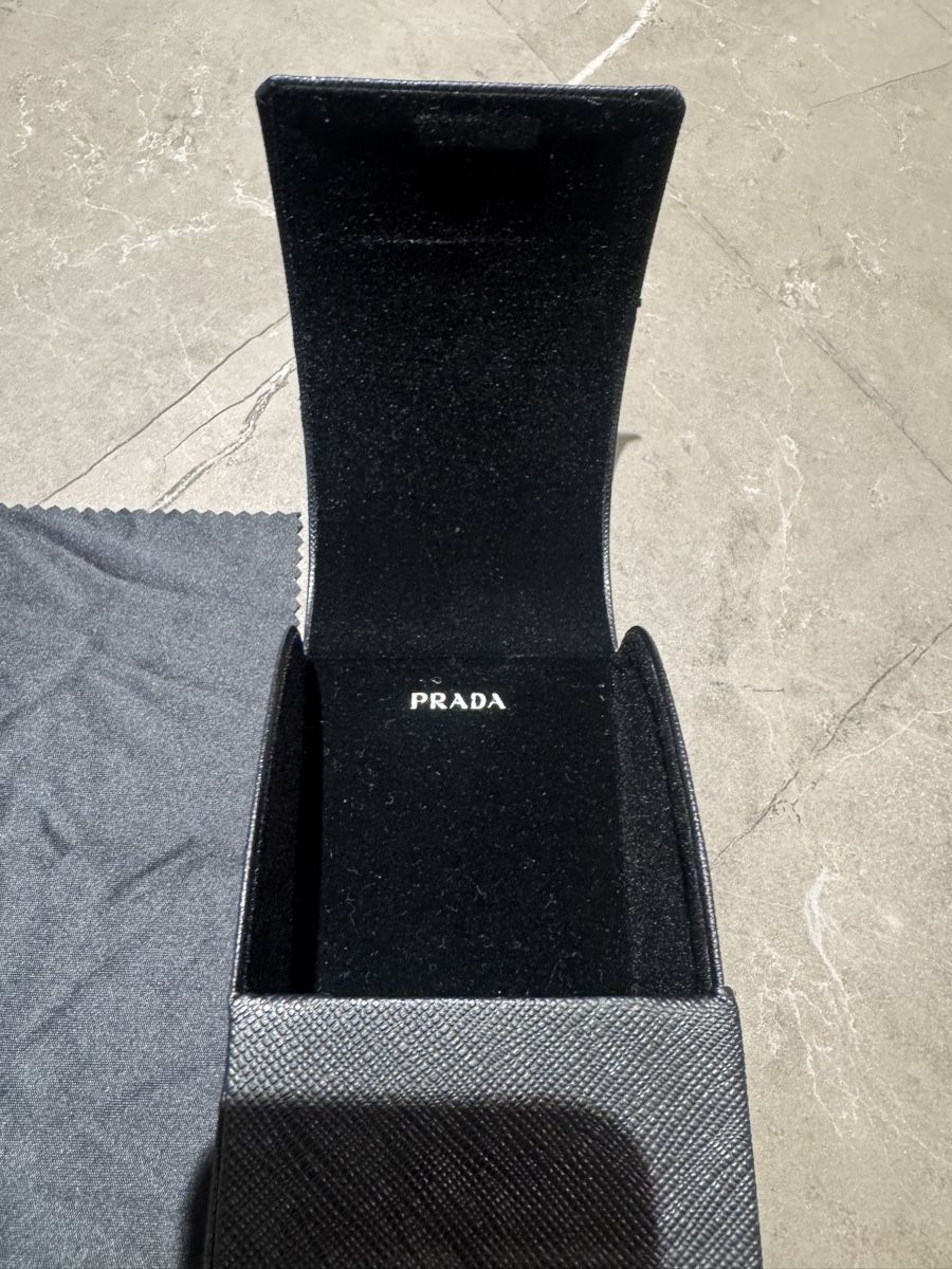 Prada Brillen & Gläser: Sonnenbrille Prada schwarz mit Etui und Tuch – Gebraucht aus Schindellegi von leo_7s6q 4