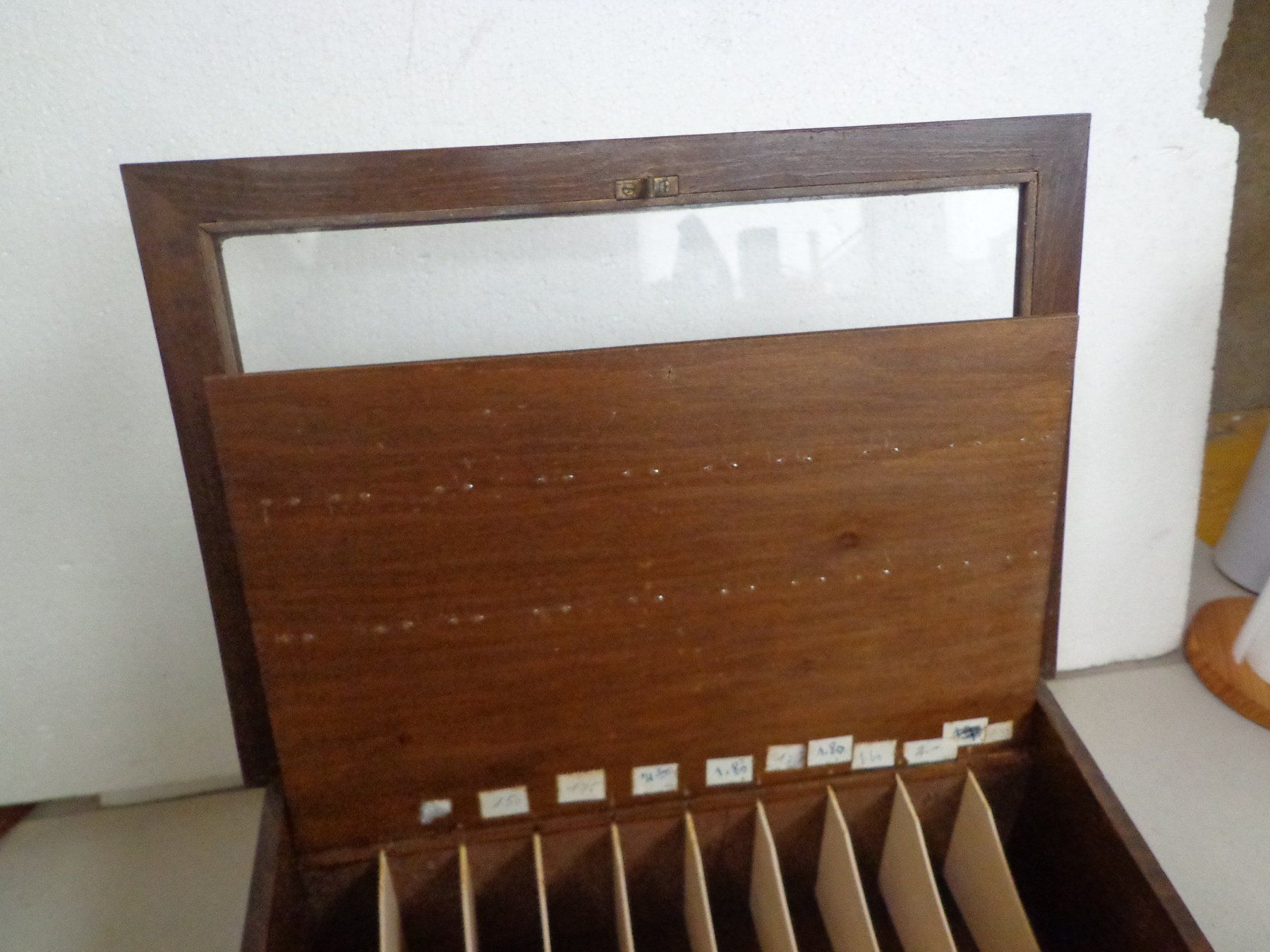 Vetrine: Alte kleine Verkaufsvitrine – Usato da Zofingen venduto da gruempuhaendler 3