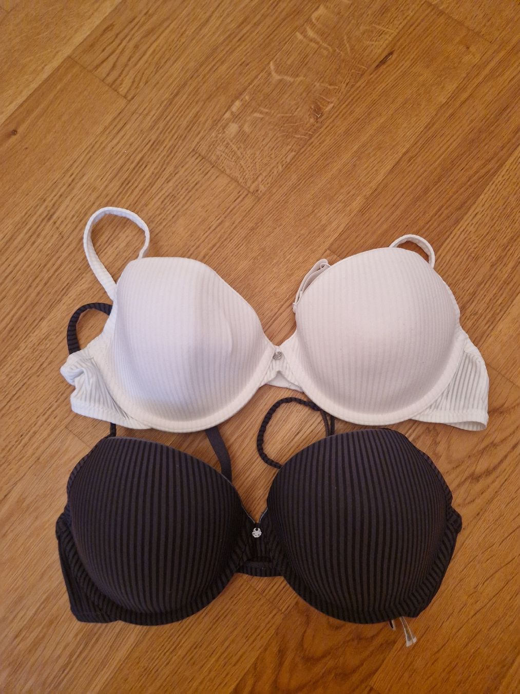 Esprit Altra biancheria intima: 2 Esprit BHs mit Schale Grösse 80A – Nuovo (secondo la descrizione) da Zürich venduto da nicinat