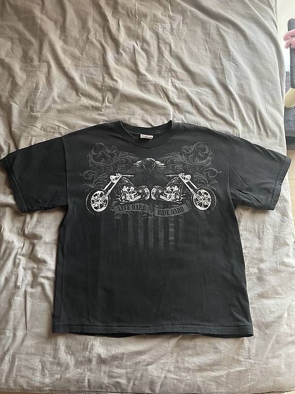 T-shirts: Tshirt ride hard – D'occasion à Lucens par lisacc