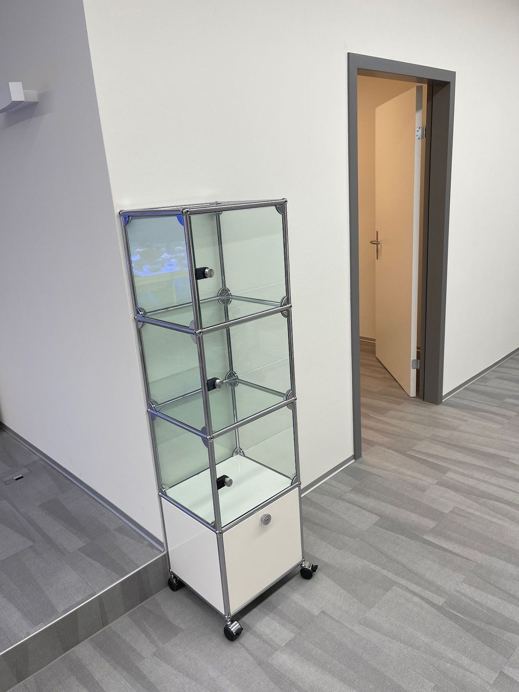 USM Regale: USM Glas  Praxis Vitrine Lieferung Gratis – Gebraucht aus Thun von Thuno6 3