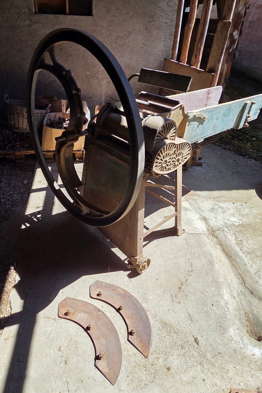 Tutte le decorazioni: Strohschneidmaschine / Kurzfuttermaschine antik – Usato da Kirchdorf AG venduto da hallobox 6