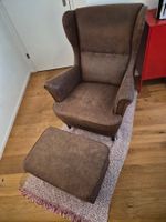 Gemütlicher Sessel in braunem Lederstil mit Fusshocker