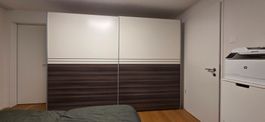 Grosser Schwebetürenschrank (Kleiderschrank) – B: 297 cm / H