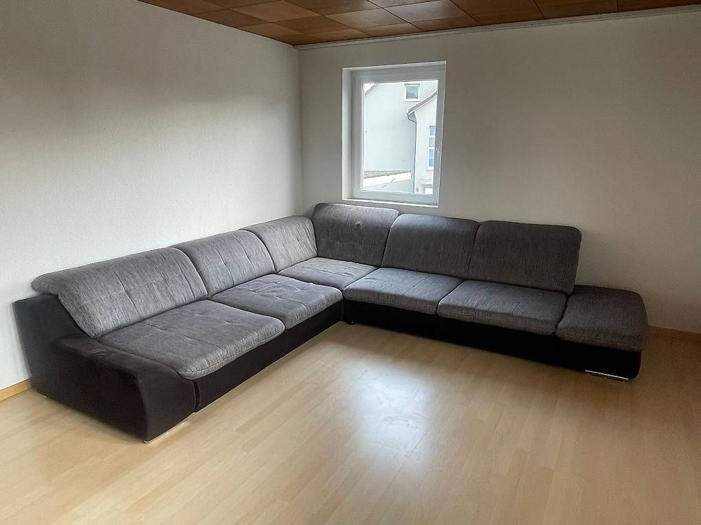 Sofas: Modernes Ecksofa mit ausziehbarer Bettfunktion – Gebraucht aus Burgdorf von Nadocin