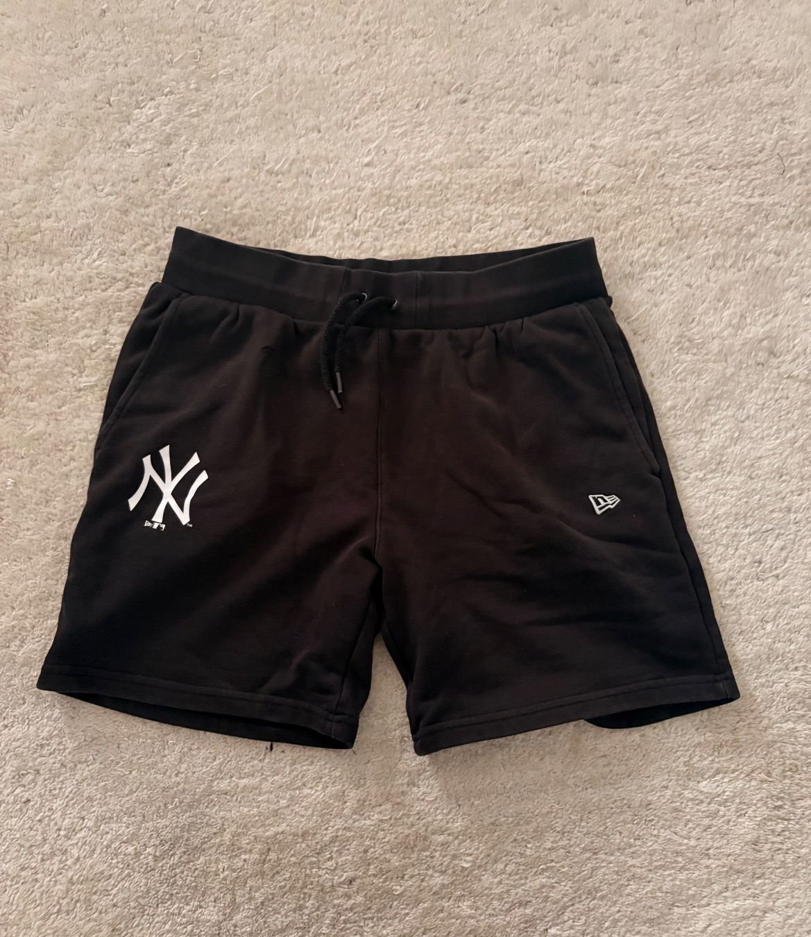 Pantaloni: Short New Era NY Noir – Usato da Nidau venduto da smarties88