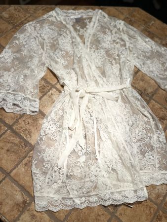 Accappatoio intimo Victoria's Secret, pizzo bianco.