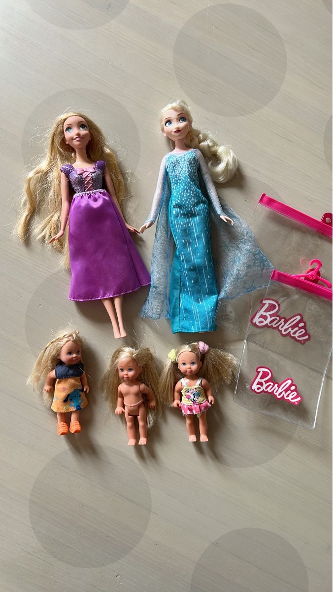 Giocattoli: Lot de 3 poupées Barbie et 2 Disney – Usato da Vevey venduto da Jaycewitwicky