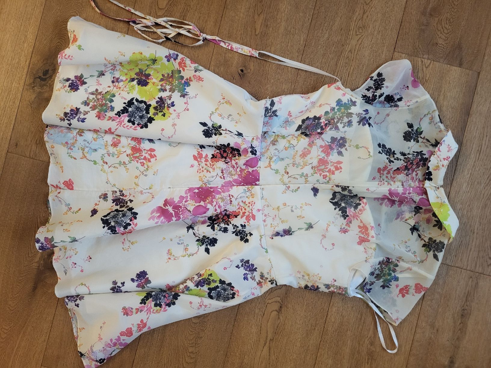 Vestiti: Ted Baker Kleid Blumenmuster weiss Grösse 42 – Usato da Unterkulm venduto da Swentya 2