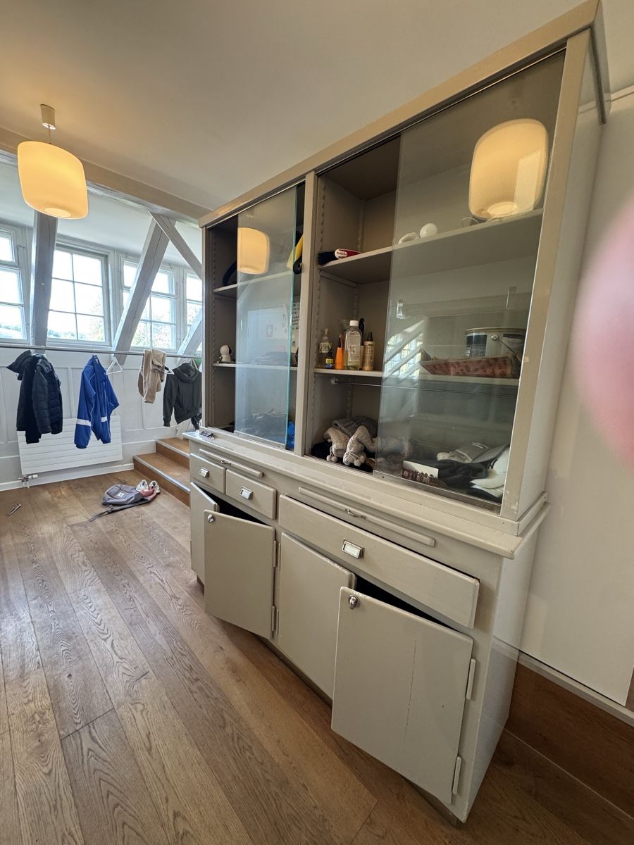 Büffets: Buffet mit Glasfront und Schubladen grau – Gebraucht aus Wald/ZH von spandau723
