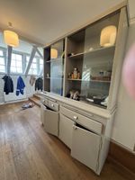 Buffet mit Glasfront und Schubladen grau