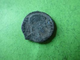 uralte Bronzemünze Kopf nach rechts   17 mm     2.60 g