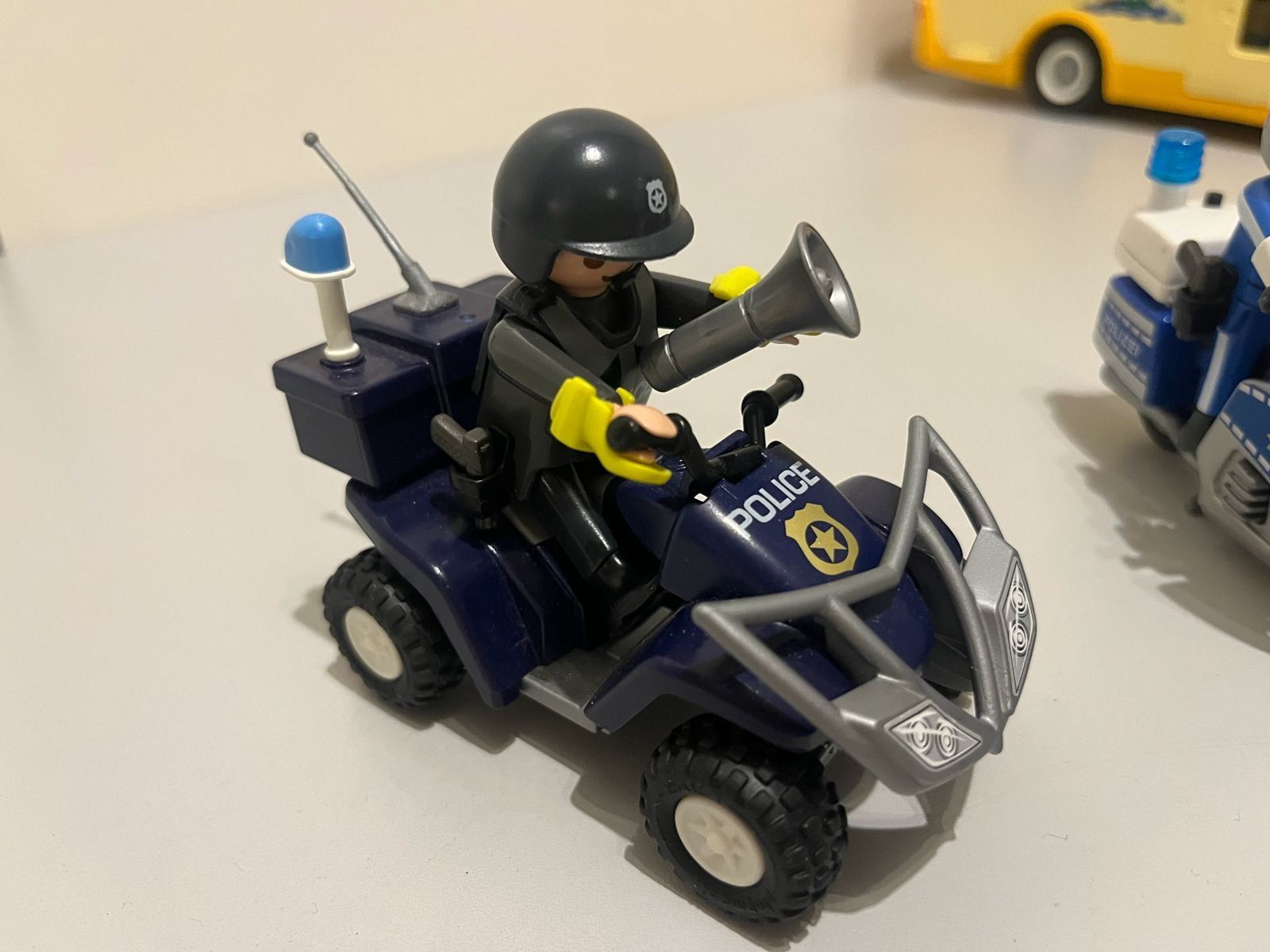 Playmobil Giocattoli: PLAYMOBIL Polizei-Set mit Motorrad, Quad & Einbrecher – Usato da Uffikon venduto da gabu06 3