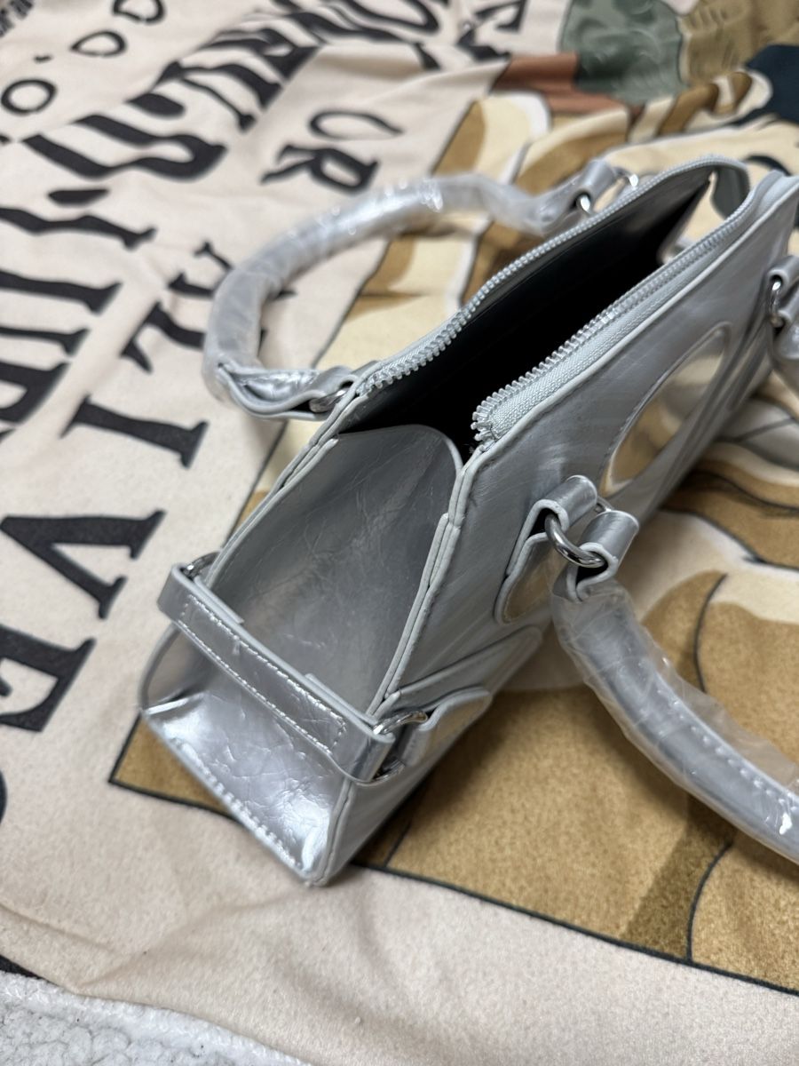 Borse da donna: Silver Handbag Trapezoid Shape New – Nuovo e nell'imballaggio originale da Siggenthal Station venduto da tha_2yxs 3
