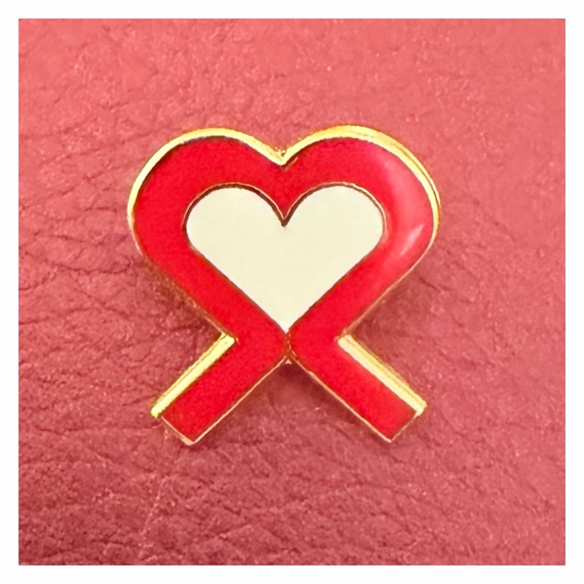 Placchette & Badge: Pin - Herz mit roter Schleife – Nuovo (secondo la descrizione) da Schlieren venduto da RoPue