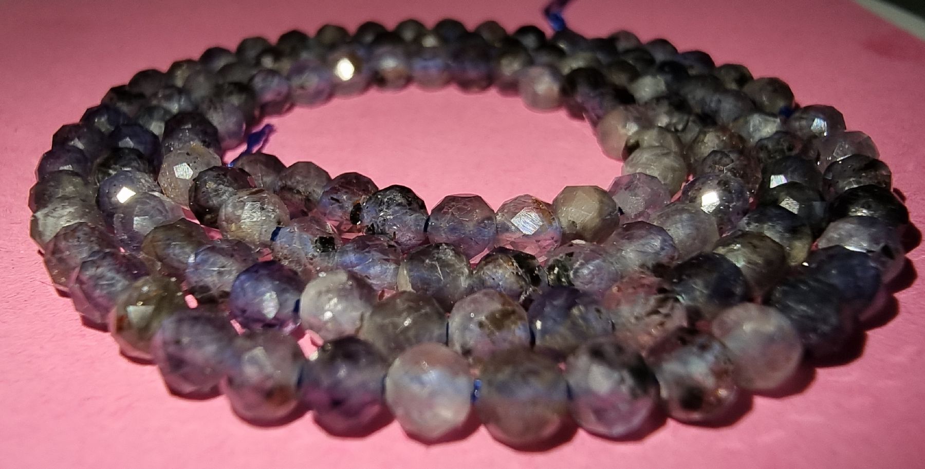 Minerali & Pietre curative: Cordierit facettiert ca. 3mm. Strang – Nuovo e nell'imballaggio originale da Menziken venduto da Mirager 3