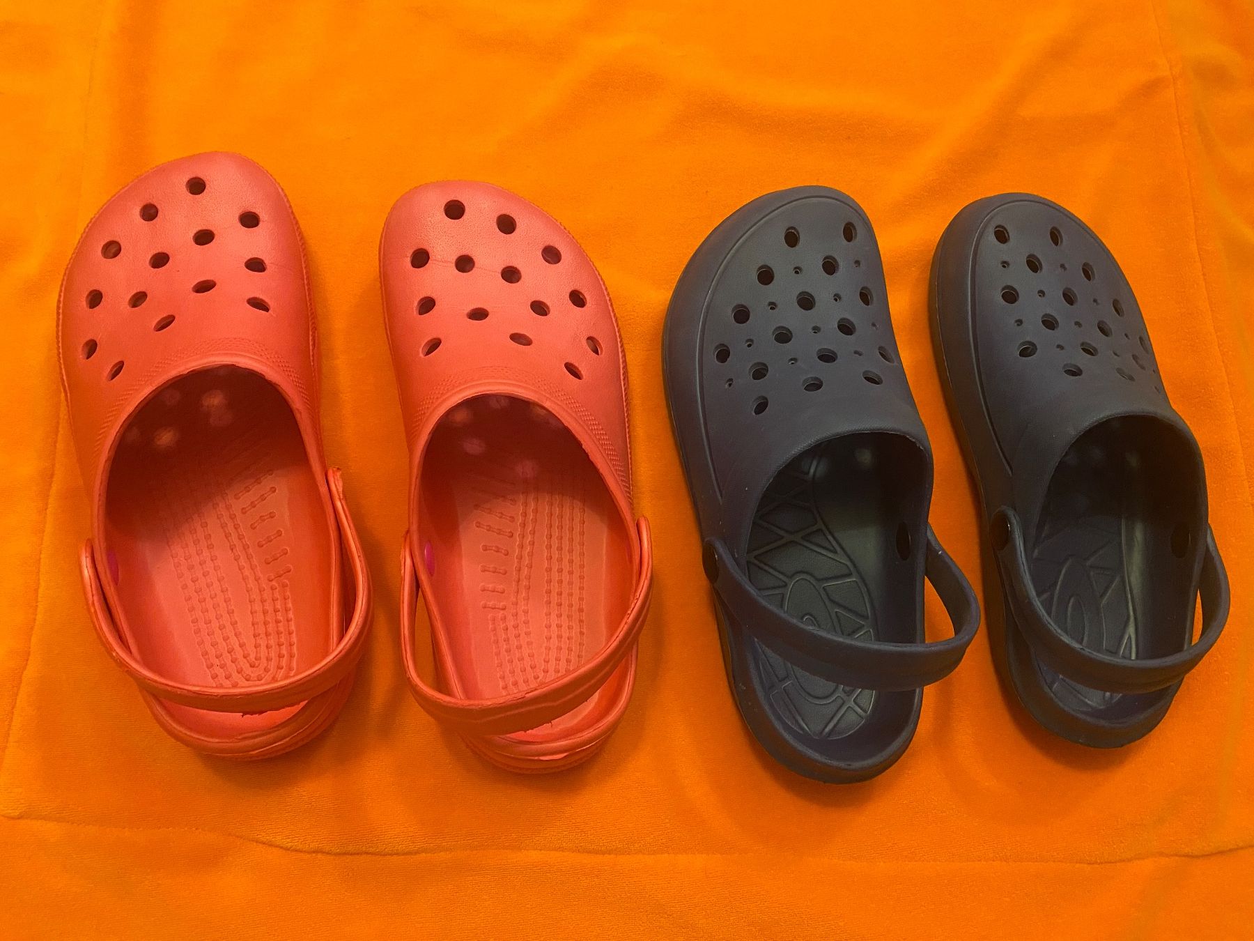Scarpe da uomo: Clogs Gr 39 dunkelblau (neu) oder rosa pink Badeschuhe – Usato da Basel venduto da him_5r5n
