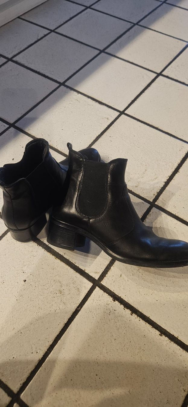 Damenschuhe: Schwarze Stiefeletten aus Leder, Grösse 39 – Gebraucht aus Rosshäusern von Heldin01 3