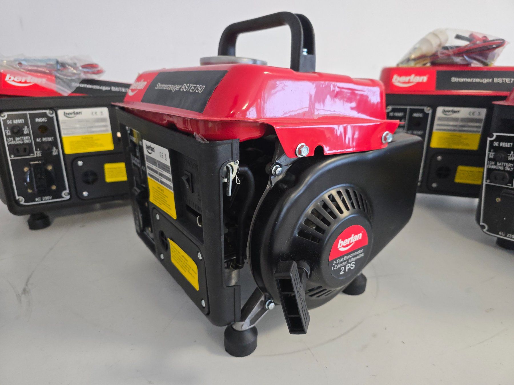 Generatori di corrente: 5x 2 PS Benzin Stromerzeuger Generator 750W Notstromaggregat – Difettoso da Baar venduto da Werkzeugzentrum 2
