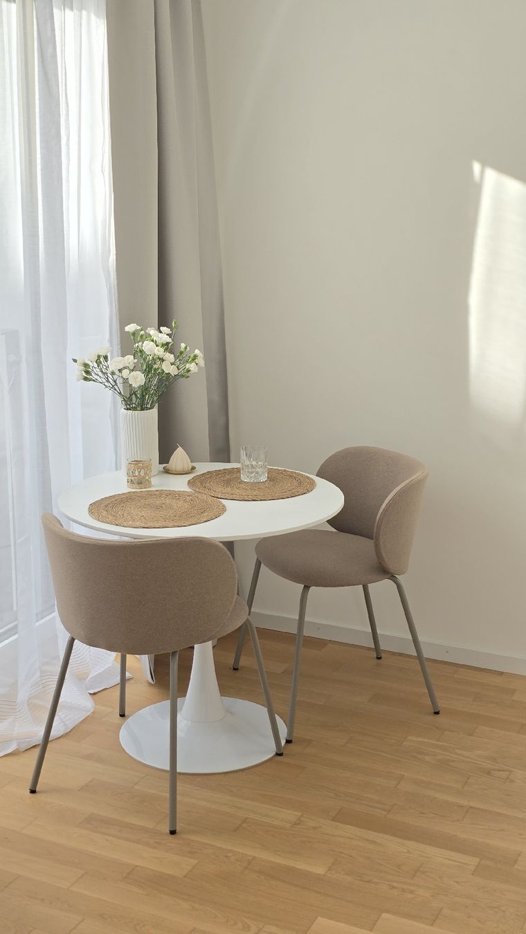 Ikea Set di tavolo e panche: Stylish Round Dining Table with Two Chairs (Ikea) - Beige – Usato da Zürich venduto da mic_9n9h
