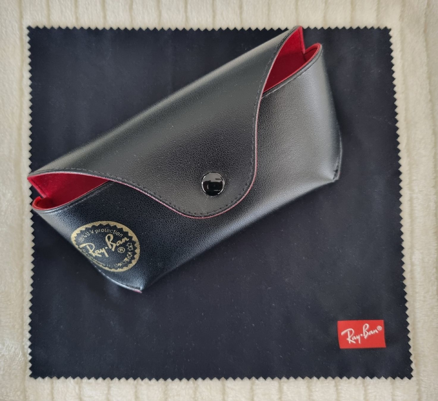 Altro in  Abbigliamento & Accessori: Ray-Ban Lederetui mit Reinigungstuch – Nuovo (secondo la descrizione) da Windisch venduto da Firstspace 1