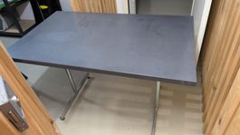 Tisch mit Metallplatte und Metallbeinen gebraucht