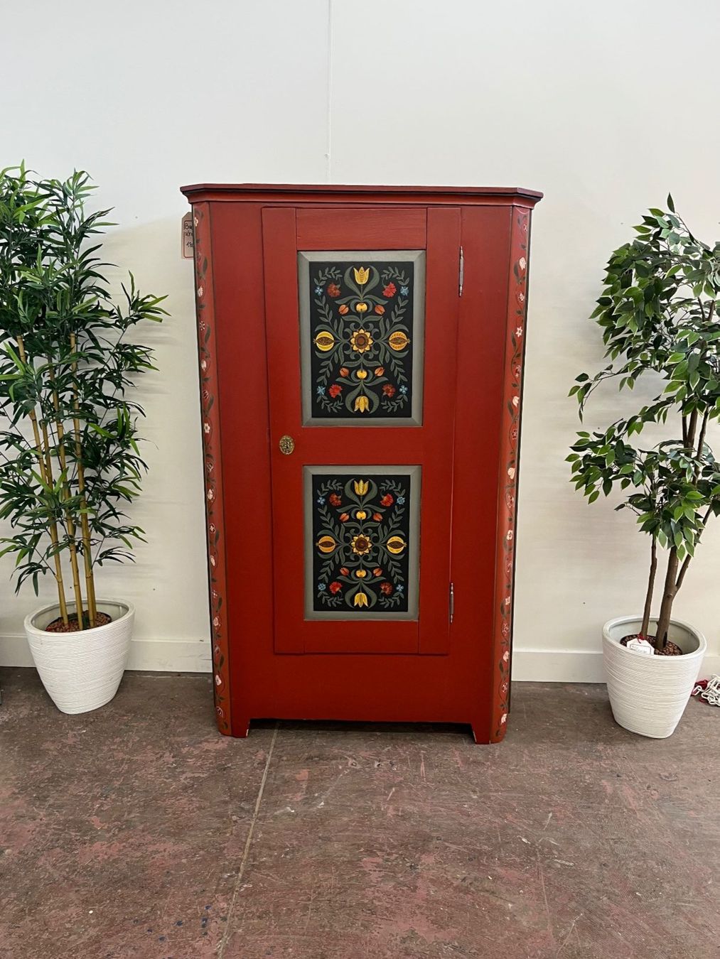 Armoires: Bemalter roter Bauernschrank – D'occasion à Luzern par CaritasZentral