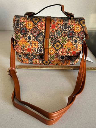 (06) Handtasche aus Portugal mit Naturkork überzogen