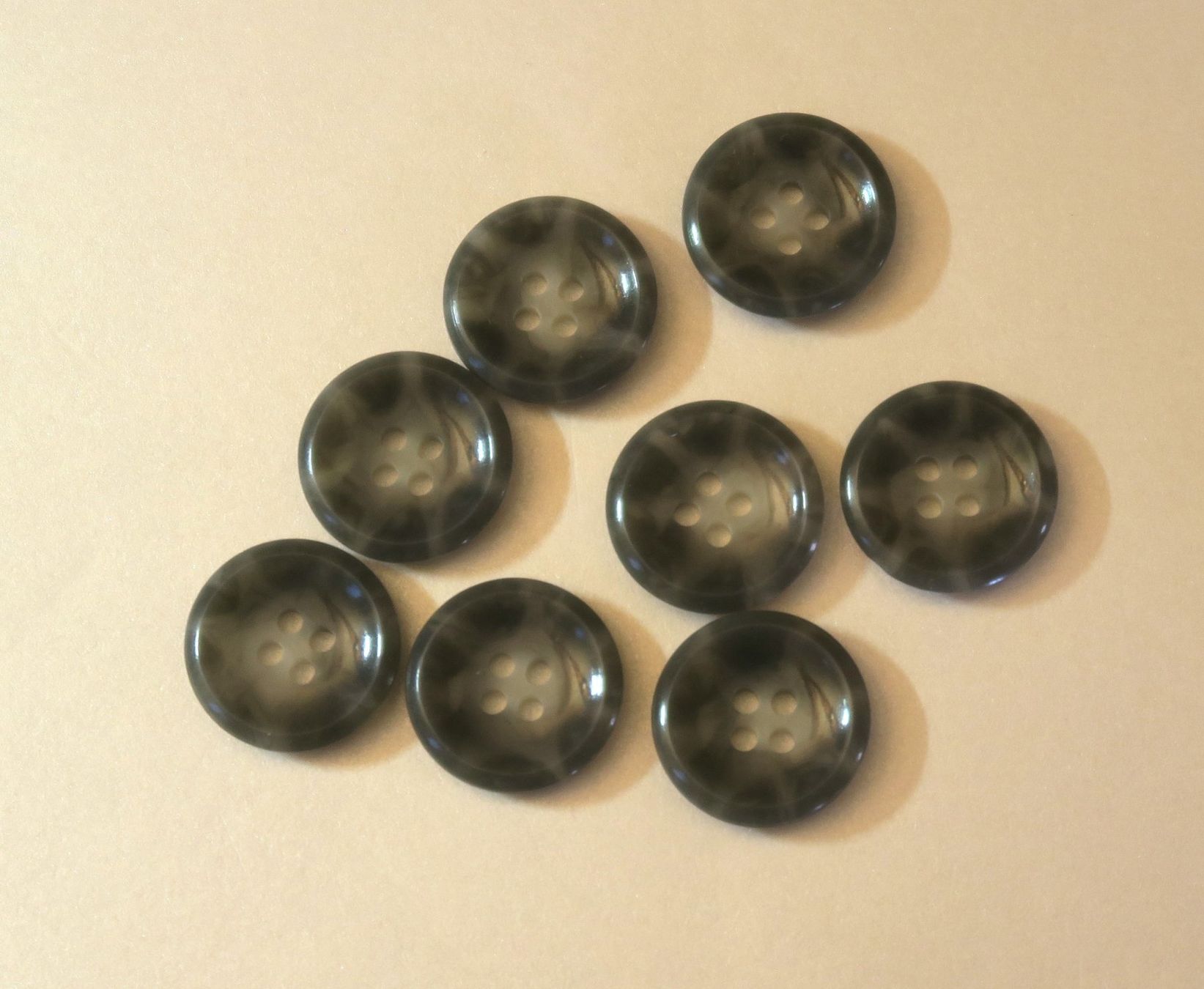 Knöpfe: 8 Knöpfe grau, ø 20.7 mm – Gebraucht aus Brittnau von marlenestone 2