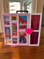 Kleiderschrank mit Barbie & Zubehör