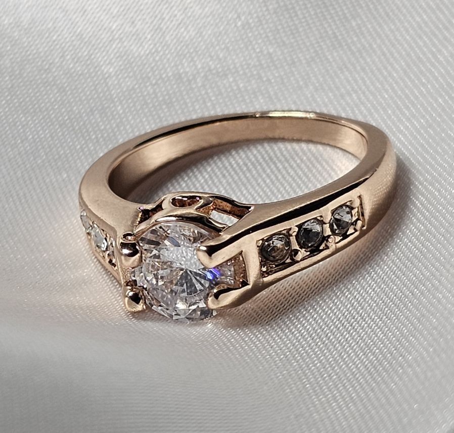 Anelli: Vergoldeter Ring mit weissem Zirkonia Gr. 8 – Nuovo (secondo la descrizione) da Grenchen venduto da dar_6d52