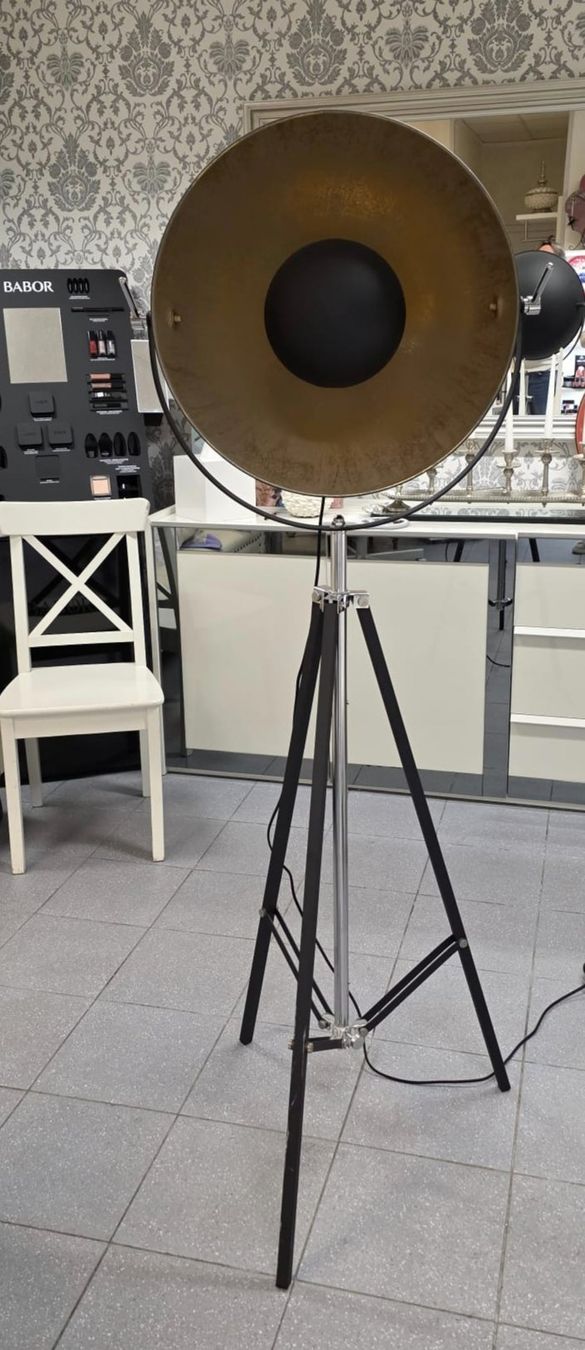 Lampen: Stehleuchte Design Stativ schwarz gold – Gebraucht aus kloten von Docsgirl 1