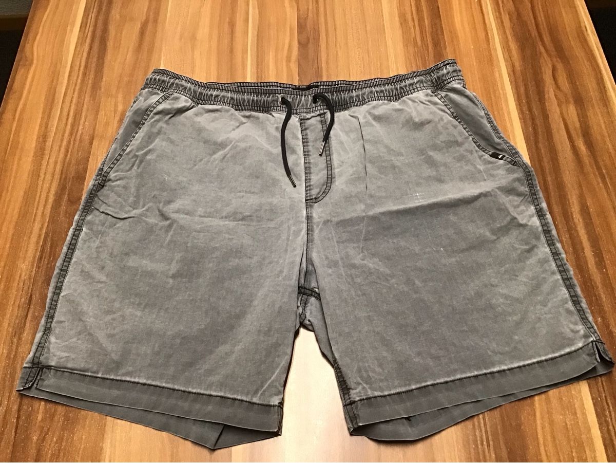 Quiksilver Pantalons: Quiksilver Shorts XXL Farbe Grau – D'occasion à Grabs par ema1991