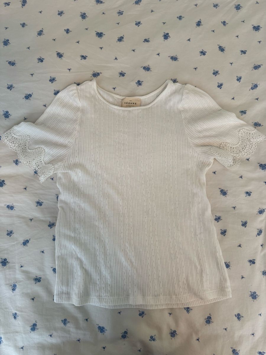 Sezane T-shirt: Sèzane Clea Tshirt – Nuovo (secondo la descrizione) da Aarau Rohr venduto da ash_m7hq