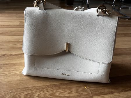 Elegante Furla-Handtasche in Weiß – perfekt für jeden Anlass