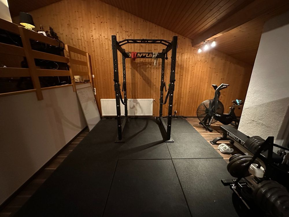 Home gym power rack, flooring, monolift, 2x bench, straps Acheter sur Ricardo