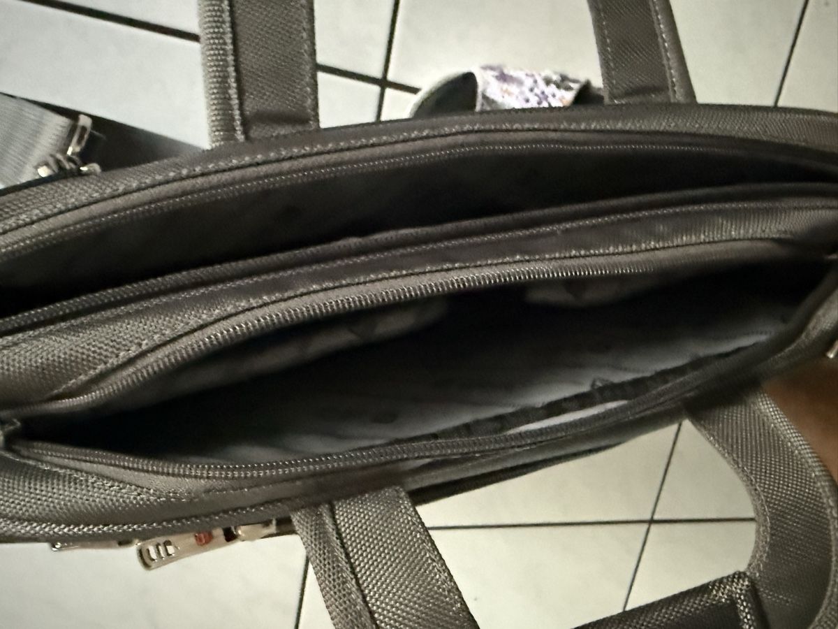 Valises & Sacs: Laptoptasche  grau  , nie gebraucht .  – Neuf (Voir description) à Biel/Bienne par Katja01112 3