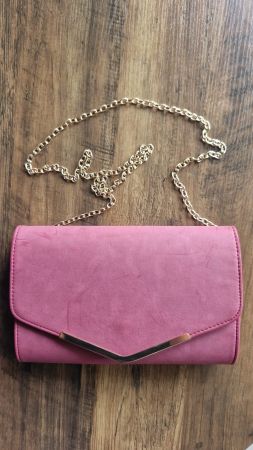 Elegante "Clutch" mit Goldkette