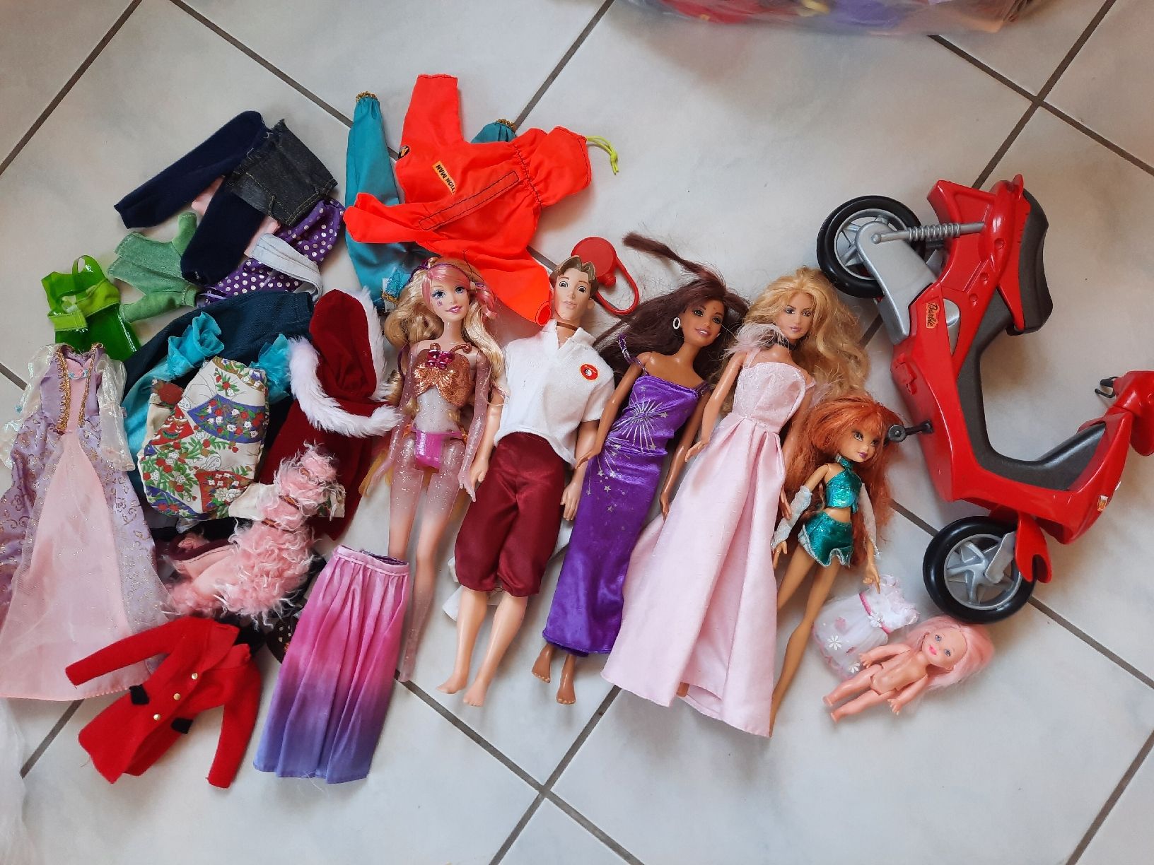 Poupées: LOT "BARBIE " – D'occasion à Le Locle par marylise01