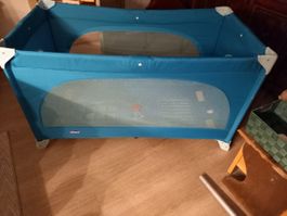 Reisebett mit Matraze, Duvet, Kopfkissen und Anzüge