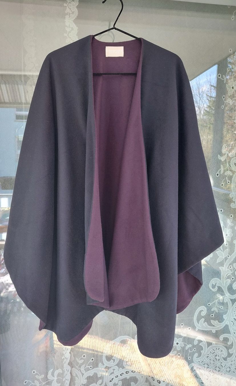 Sonstige Damenmode: Kaschmir-Cape HEMISPHERE, 220 Fr. – Neu (gemäss Beschreibung) aus Bülach von reguskon