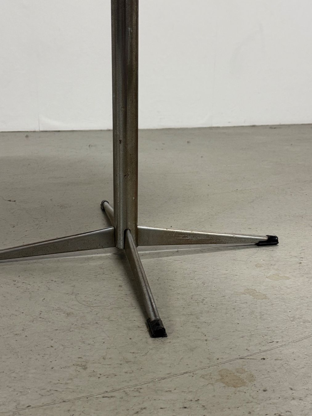 Tables: Runder Teak Sofatisch MidCentury Design 60er – D'occasion à Basel par MidMod20C 4