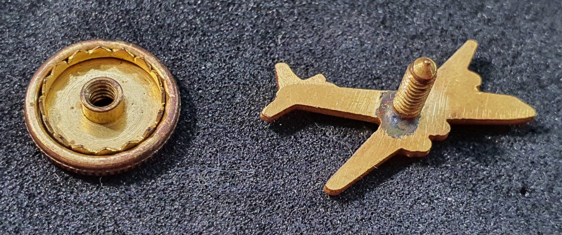 Placchette & Badge: BB068 - Pin Reversknopf  Altes Flugzeug 1950er – Usato da Reinach BL venduto da Boston-Verkauf 1