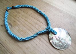Boho Halskette, türkis Glasperlen grosse Perlmutt Scheibe