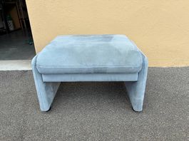 Sofa mit Hocker und ovalem Glastisch  komplett