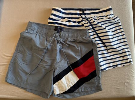 Lot de 2 shorts de bain Tommy Hilfiger, taille M. 
