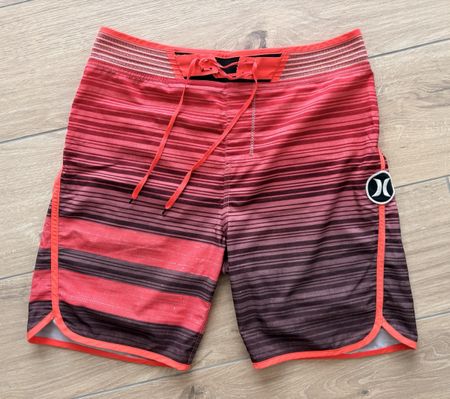 Badehose Hurley „phantom“, Grösse M,  rot-schwarz gestreift