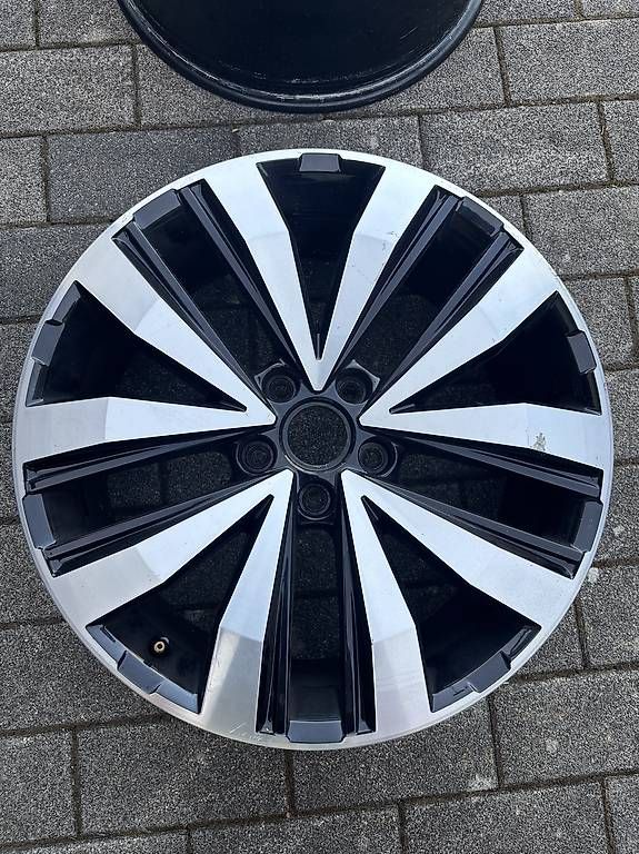 Volkswagen Cerchioni: 4 Alufelgen 8Jx20 – Usato da Kerzers venduto da Tuner_92 1