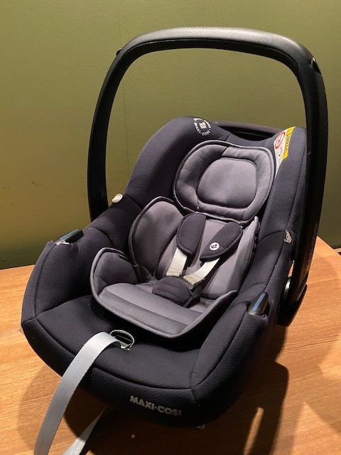 Maxi-Cosi Seggiolini per auto: Maxi Cosi Modell Tinca inkl. Isofix – Usato da Erschwil venduto da r.kuery1